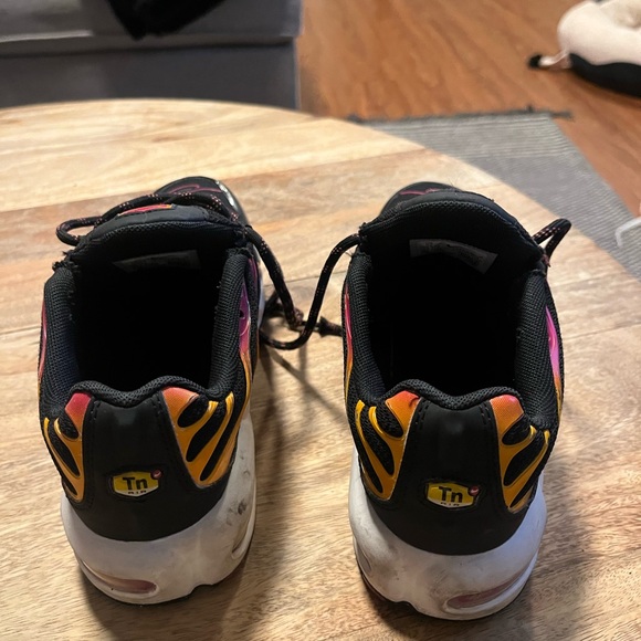 Nike Black and Pink Air Max Plus GS Sneakers 5Y - Picture 3 of 7